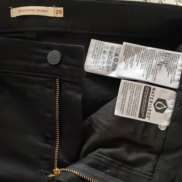 skinny jeans from Levi's tummy-slimming technology to smooth and enhance shape - Picture 3 of 3